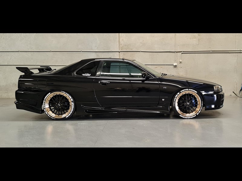 nissan skyline 868866 003