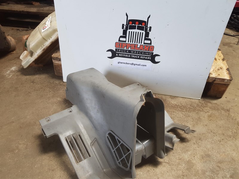 iveco stralis steering column cover 504021900 iveco stralis 869510 001