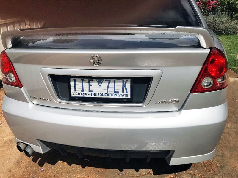 holden commodore 869769 011