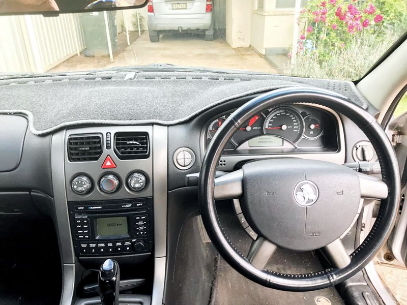 holden commodore 869769 017