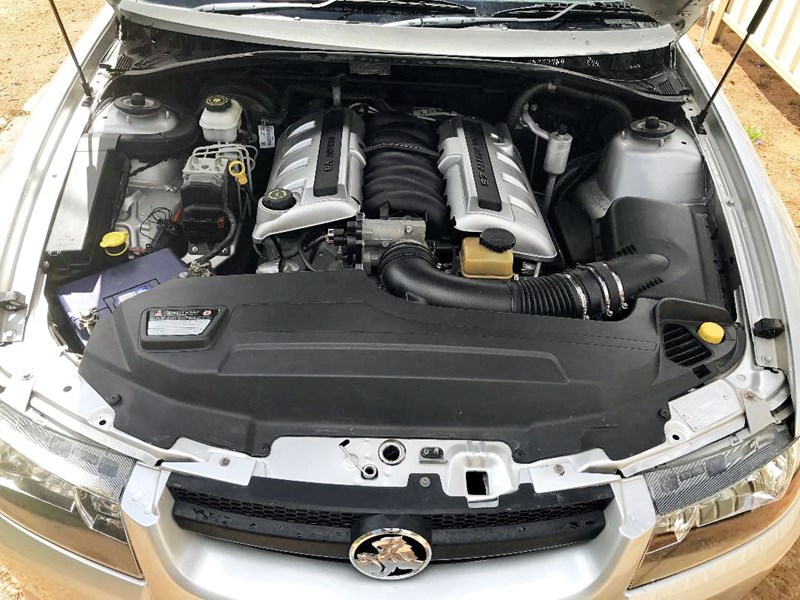 holden commodore 869769 005