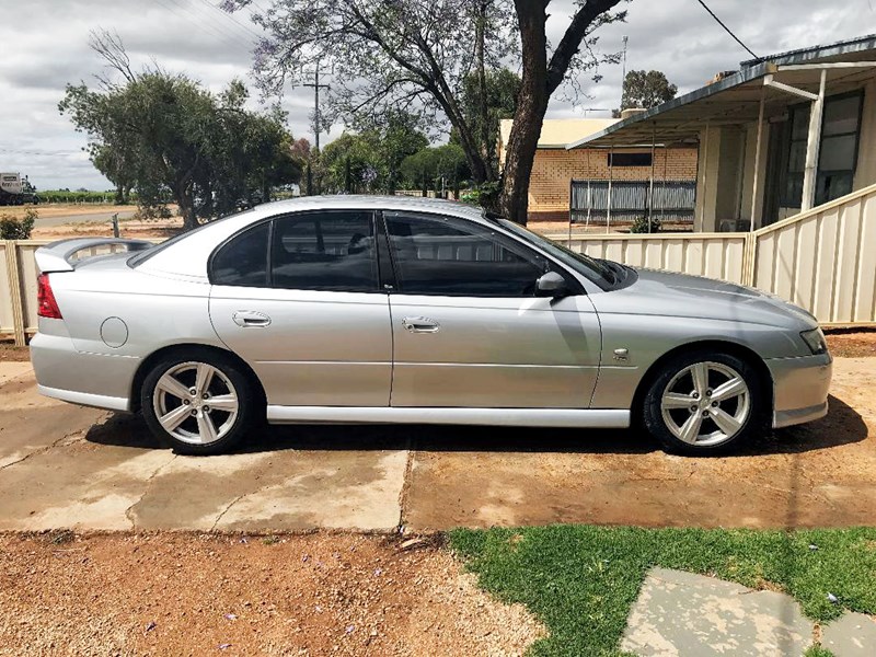 holden commodore 869769 019