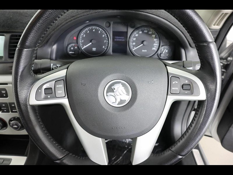 holden commodore 872425 023