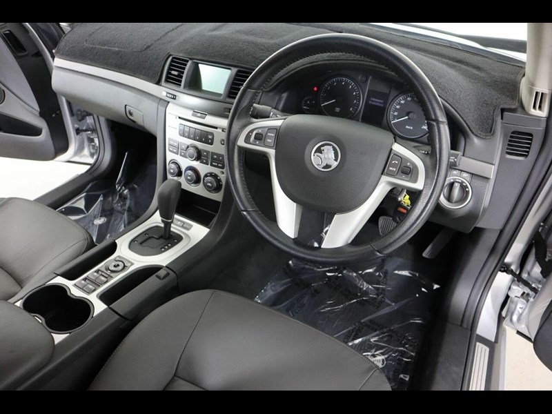 holden commodore 872425 027