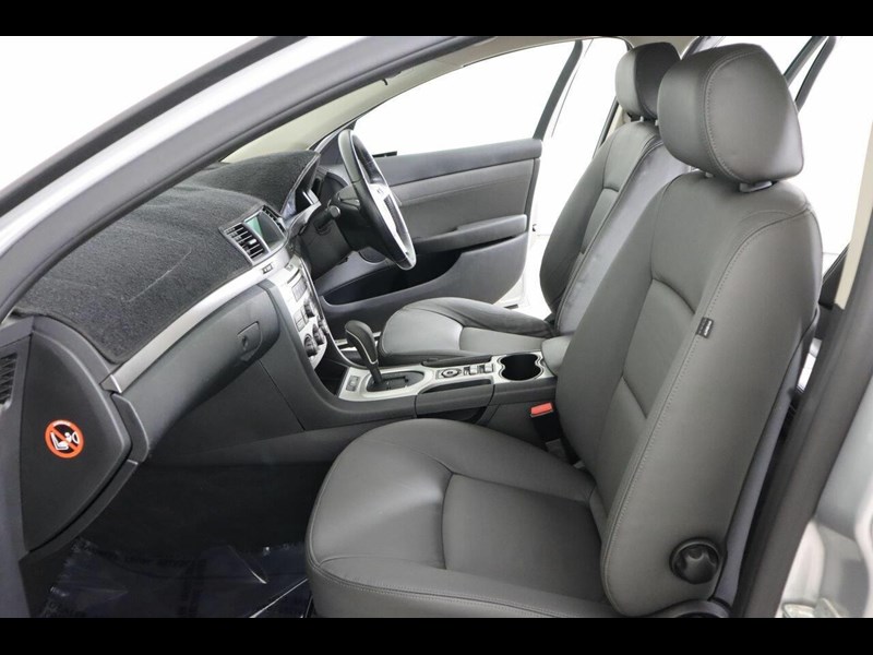 holden commodore 872425 029