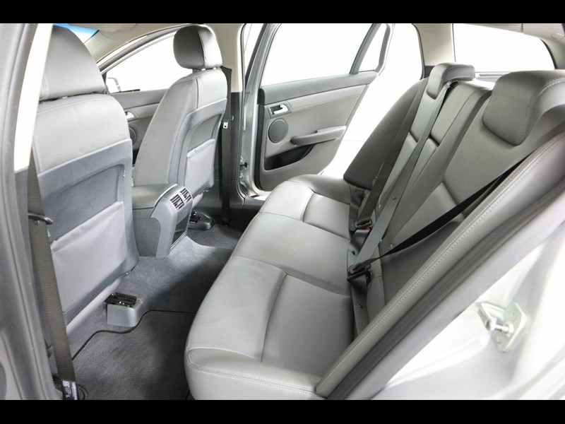 holden commodore 872425 031