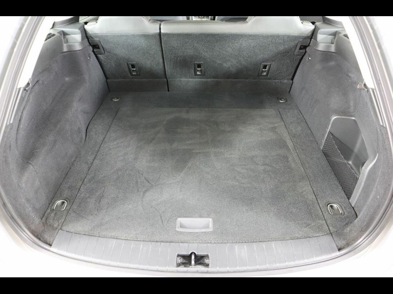 holden commodore 872425 033
