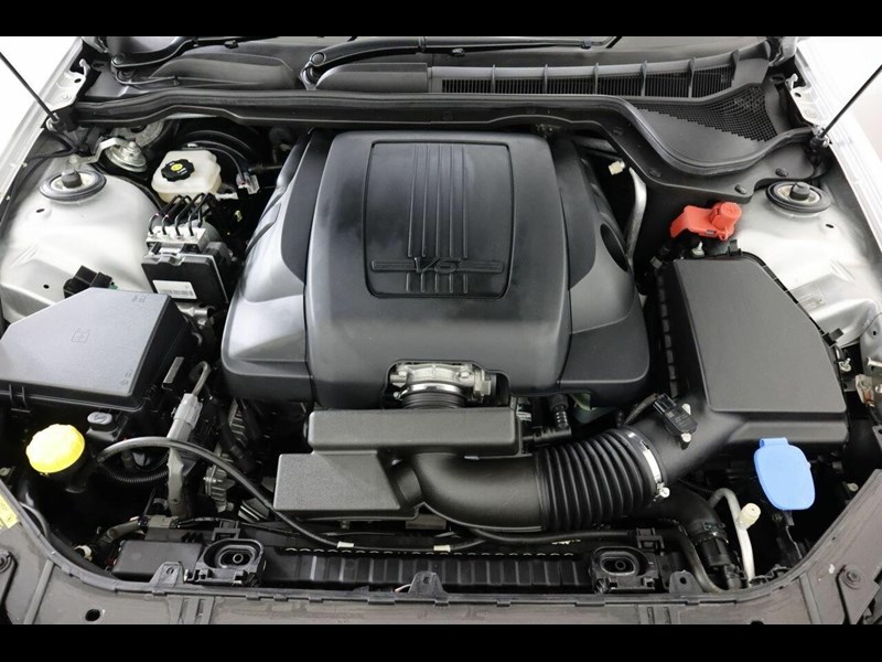 holden commodore 872425 035