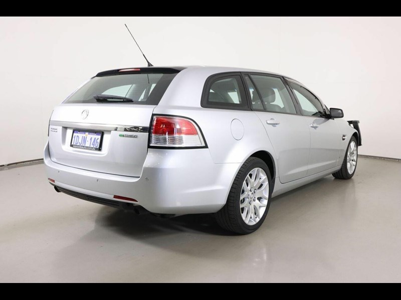 holden commodore 872425 013