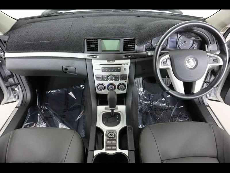 holden commodore 872425 017