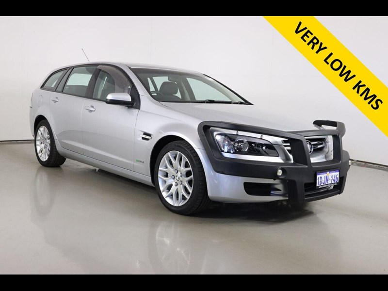holden commodore 872425 001