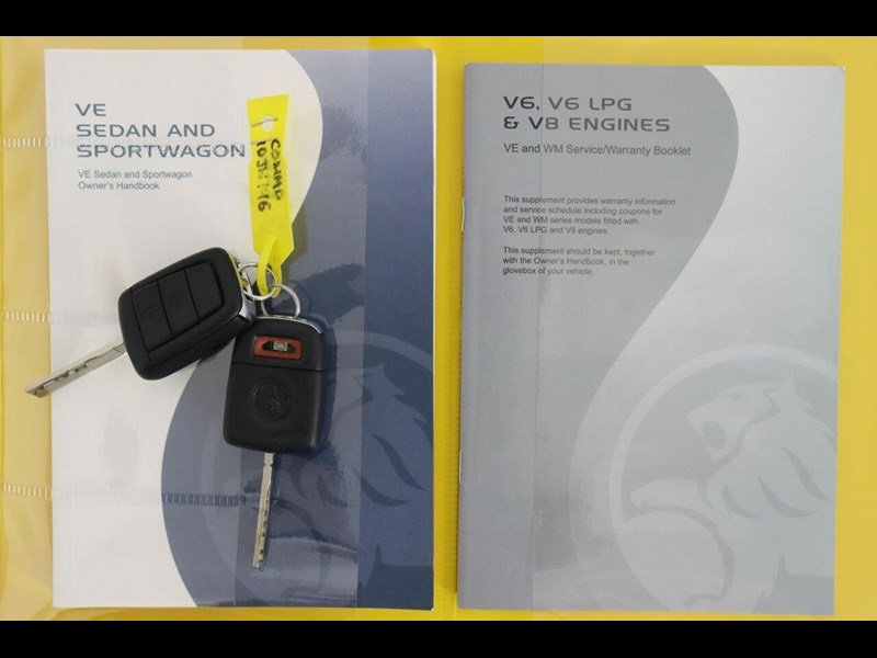 holden commodore 872425 037