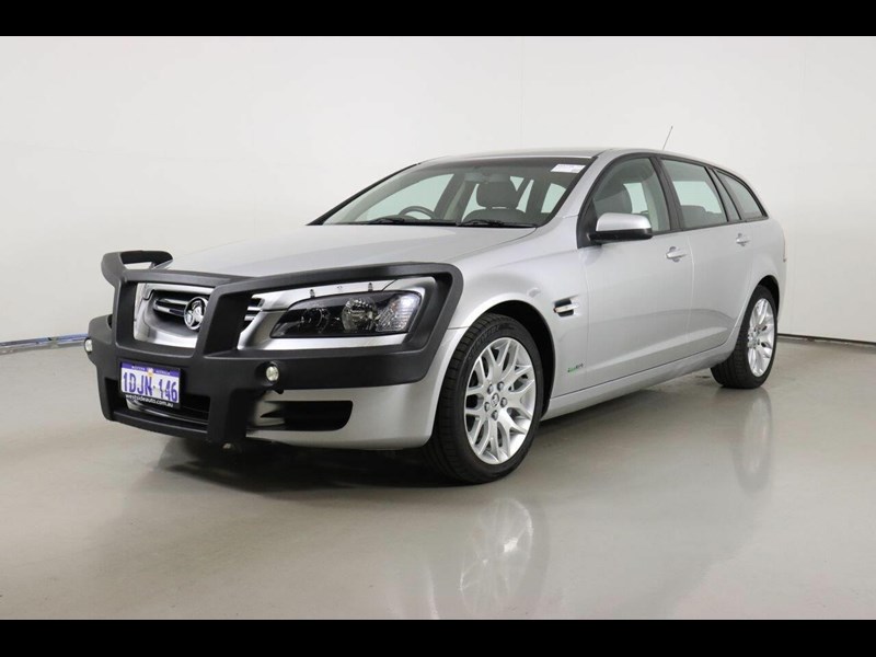 holden commodore 872425 005