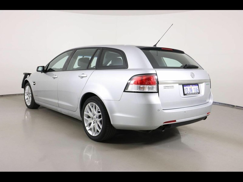 holden commodore 872425 009