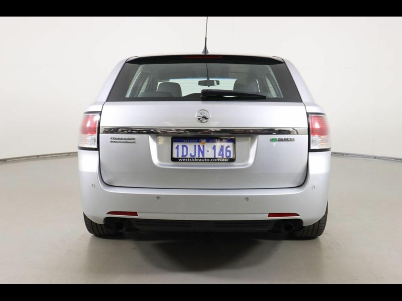 holden commodore 872425 011