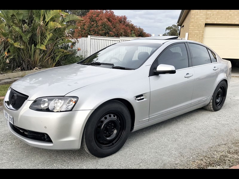 holden calais 873943 003