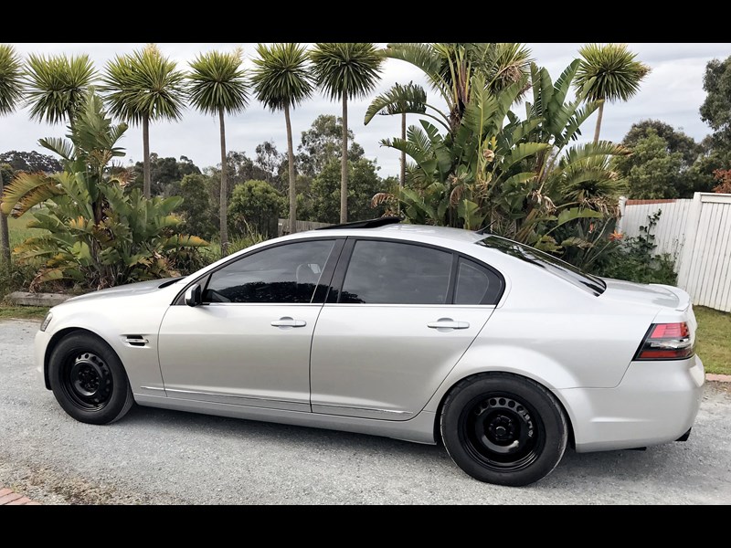 holden calais 873943 027
