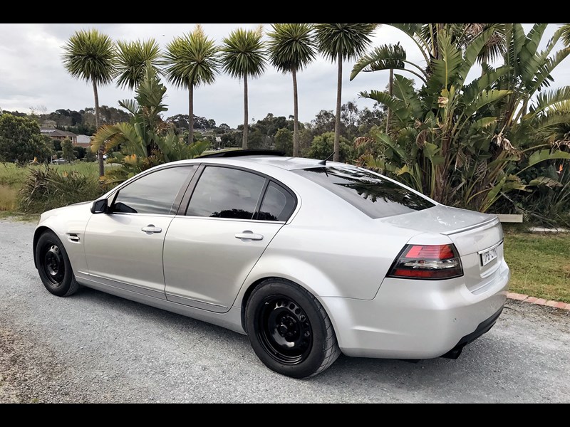 holden calais 873943 001