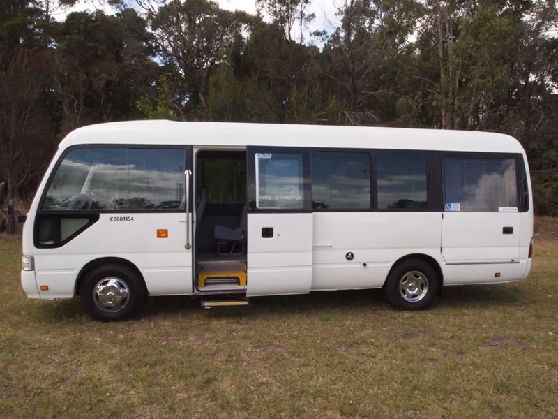 toyota coaster deluxe 863632 017