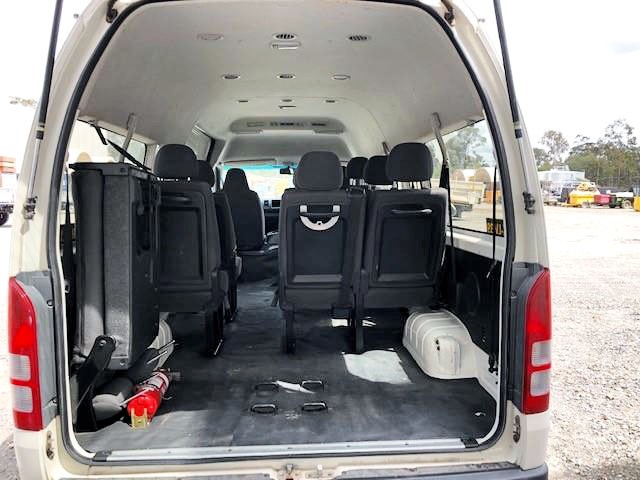 toyota hiace commuter bus 874448 009