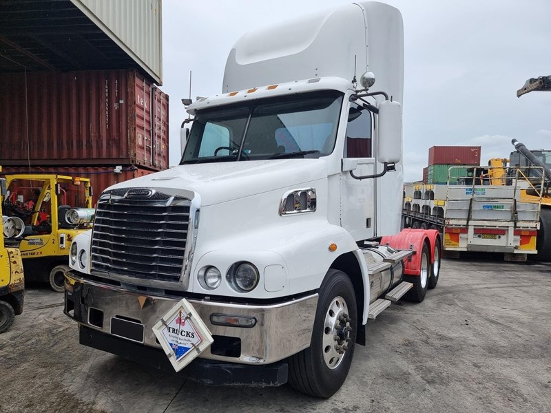 freightliner columbia cl112 874614 003
