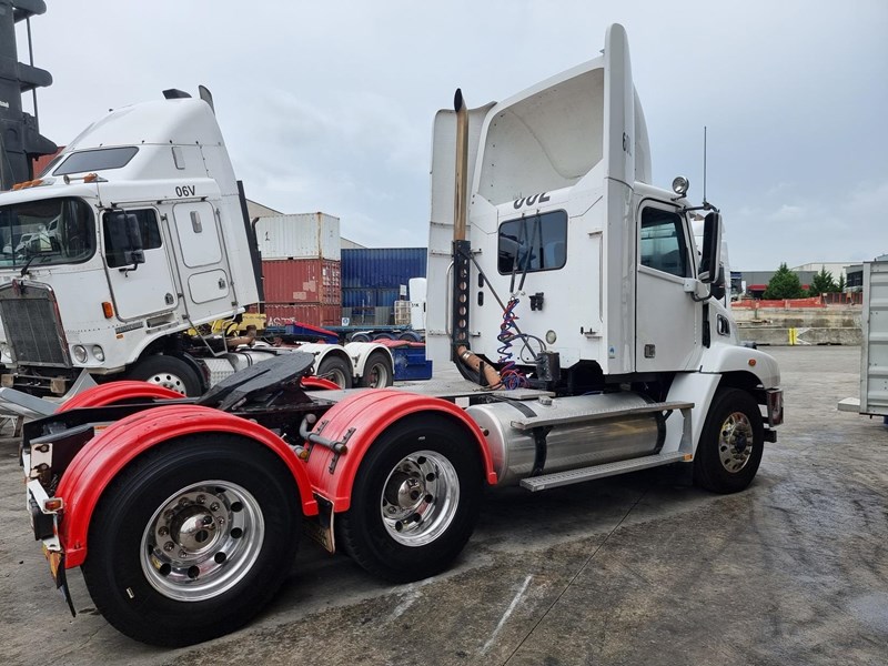 freightliner columbia cl112 874614 007