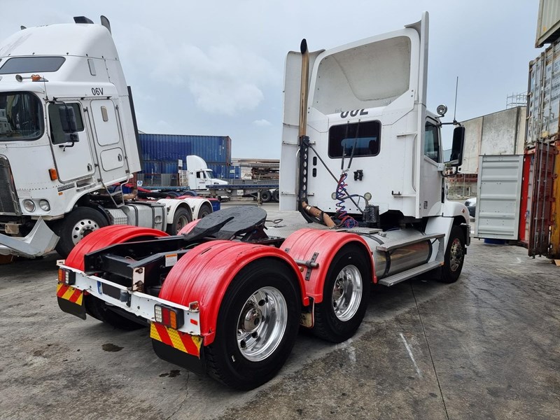 freightliner columbia cl112 874614 011