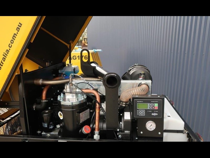 bruder kompressor 176cfm portable diesel compressor trailer mounted 873258 015