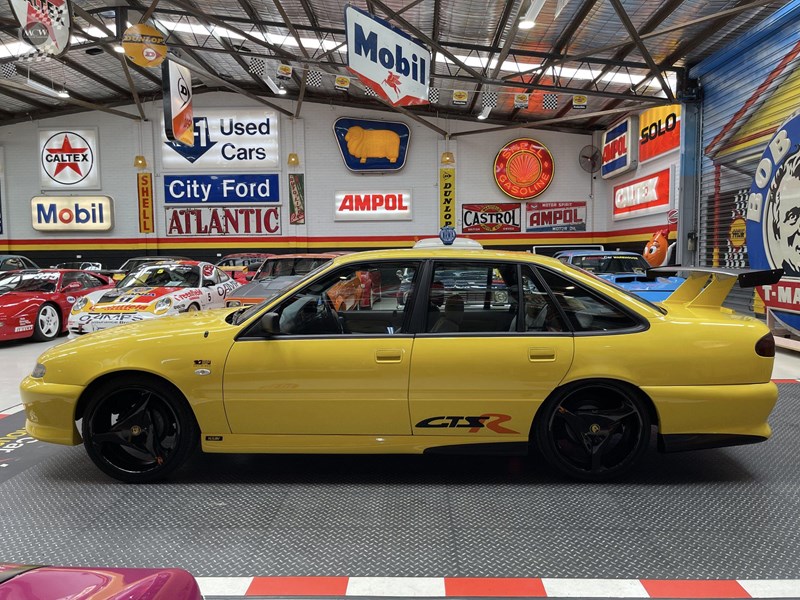 holden commodore 875157 011