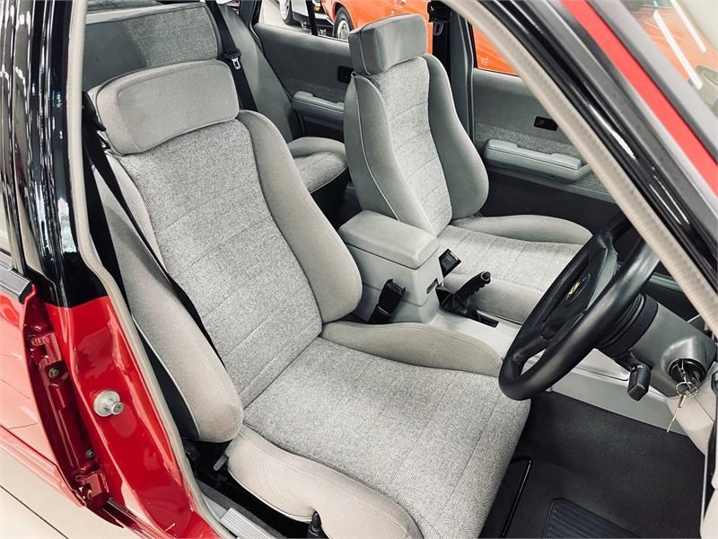 holden commodore 875871 015