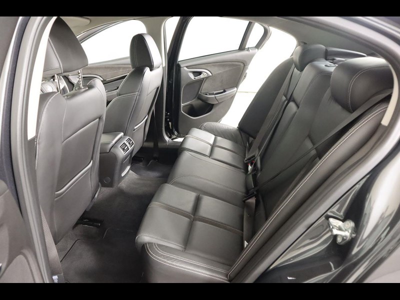 holden commodore ss-v 876207 035