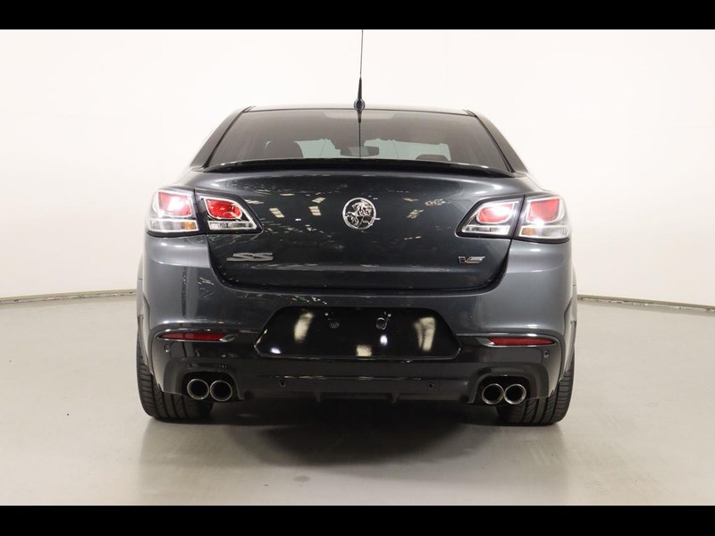 holden commodore ss-v 876207 011