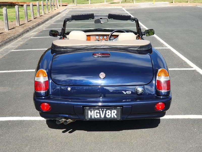 mg rv8 876483 015