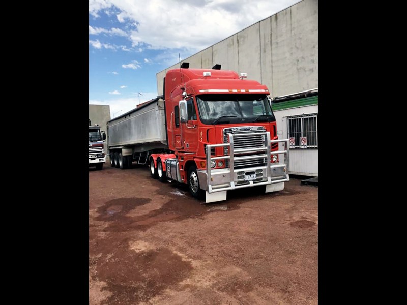 freightliner argosy 874285 001