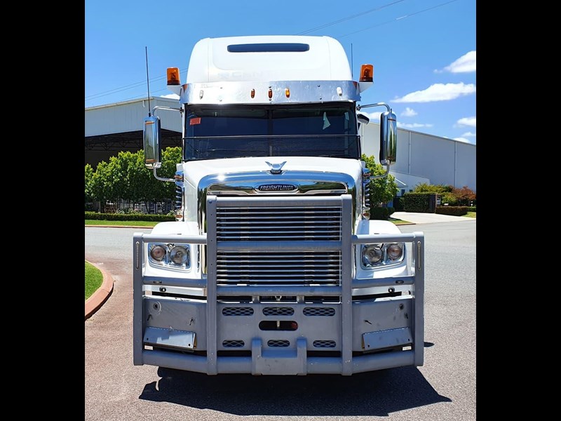 freightliner coronado 874506 015