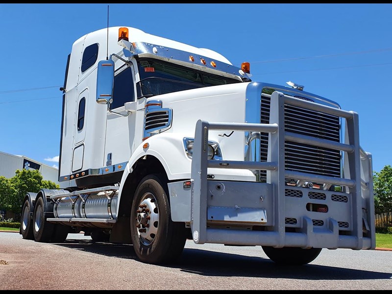 freightliner coronado 874506 001