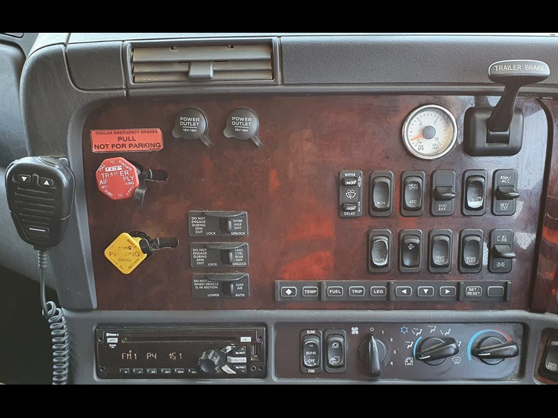 freightliner coronado 874506 029