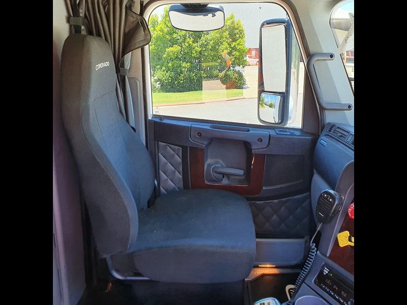 freightliner coronado 874506 023
