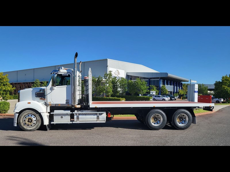 freightliner coronado 865434 015