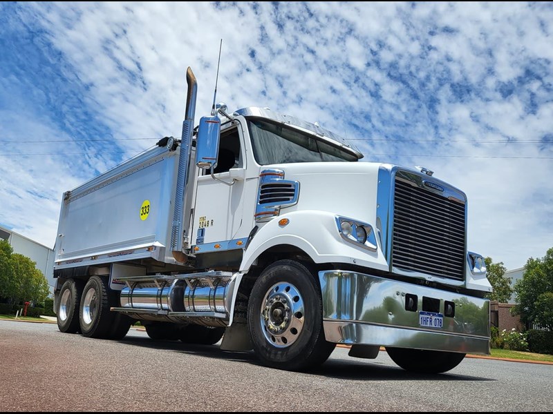 freightliner coronado 114 866968 019