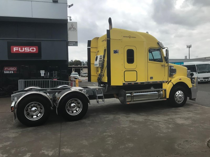 freightliner coronado 876111 043