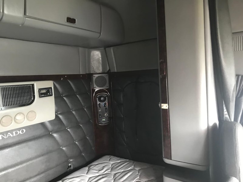 freightliner coronado 876111 019
