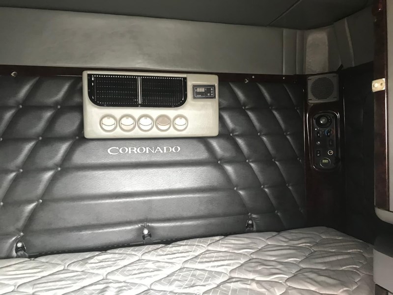 freightliner coronado 876111 021