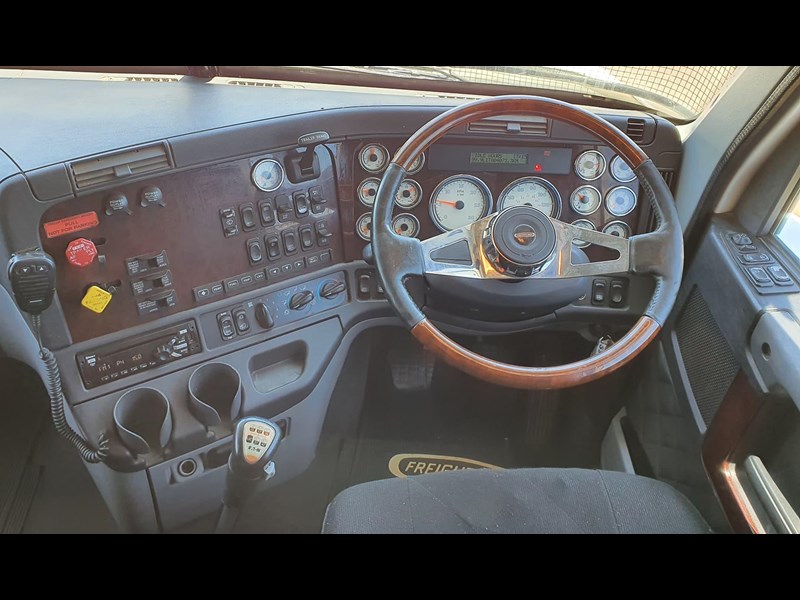 freightliner coronado 874506 021