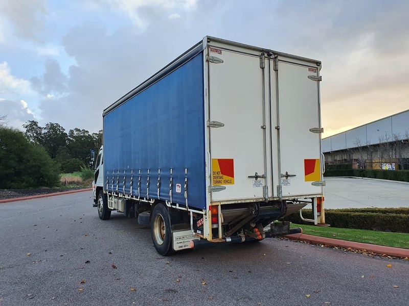 fuso fighter 854327 011