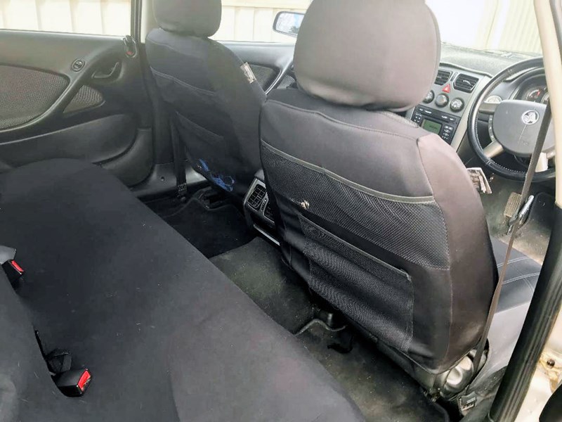 holden commodore 883400 011