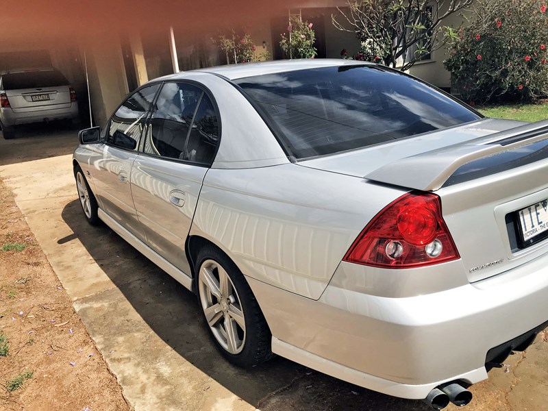 holden commodore 883400 009