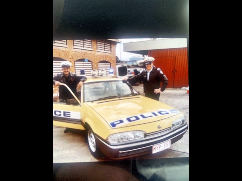 holden commodore 885639 033