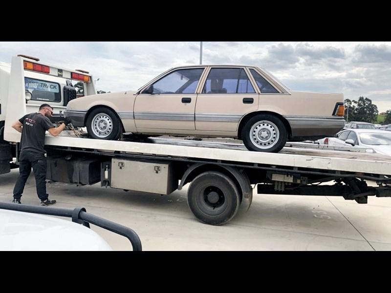 holden commodore 885639 037