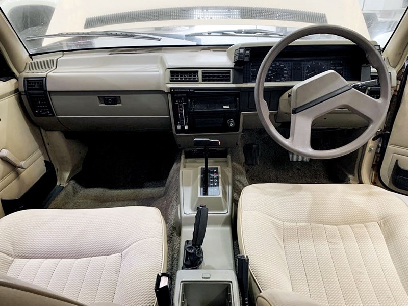 holden commodore 885639 015